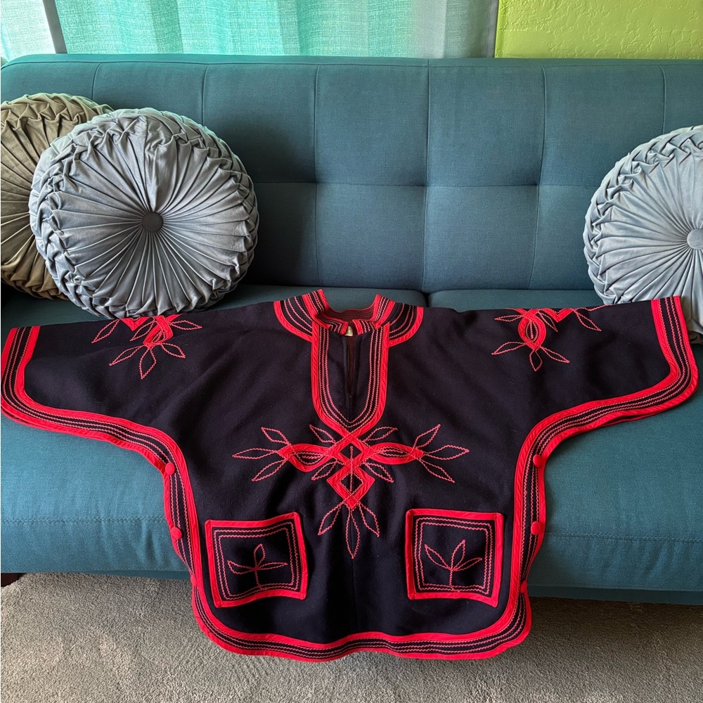 Vintage Cape - Picture 11 of 11